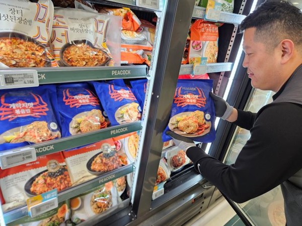 이마트에서 출시한 피코크X영덕붉은대게 콜라보 상품. 사진=이마트