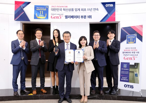 조익서 오티스 코리아 대표이사(왼쪽)가 황은주 한국경영인증원장(오른쪽)으로부터 ‘2025 이노스타 인증’ 1위를 수상한 후 기념촬영을 하고 있다. 사진=오티스 코리아
