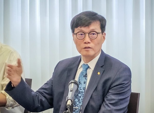 이창용 한국은행 총재가 5일 오전(현지 시각) 아시아개발은행(ADB) 연차총회 참석차 방문한 이탈리아 밀라노의 한 호텔에서 기자들과 간담회를 하고 있다. 출처=한국은행