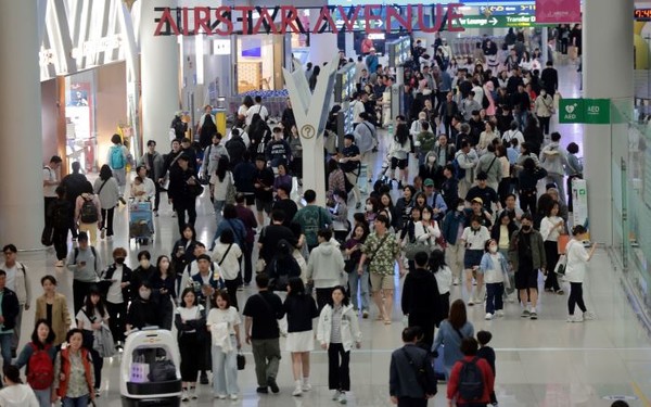 인천국제공항 제1여객터미널 출국장 내 면세점 구역이 승객들로 북적이고 있다. 사진=연합뉴스