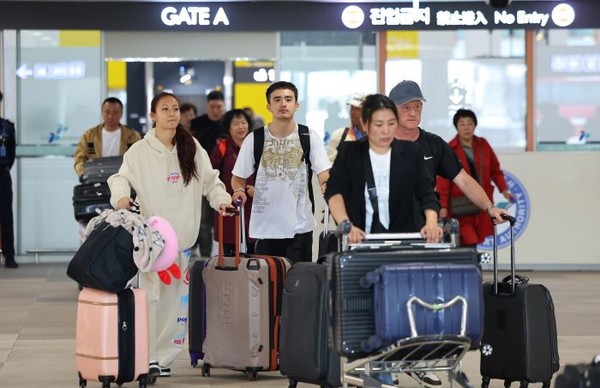 중국 관광객들이 여객터미널을 나서고 있다. 사진=연합뉴스