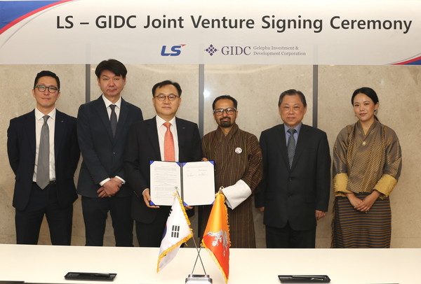 명노현 LS 부회장(왼쪽 세 번째)이 9일, LS용산타워에서 우즈왈 딥 다할 GIDC CEO(네 번째)를 비롯한 주요 관계자들과 만나 LS와 부탄 정부의 산하기관인 GIDC가 합작법인을 설립키로 계약했다. 사진=LS