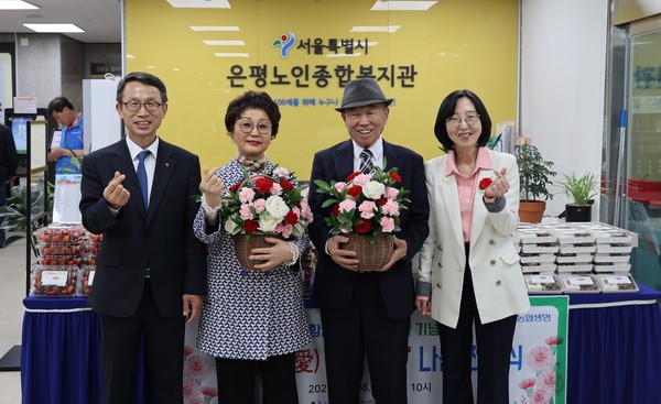 NH농협생명이 8일(목) 서울 은평노인종합복지관에서 어버이날을 맞아 '오월애(愛) 달콤상자' 전달식을 진행했다. 사진제공=NH농협생명