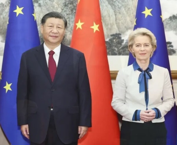 시진핑 중국 국가주석(왼쪽)이 지난해 4월 우르줄라 폰데어라이엔 유럽연합 집행위원장을 만나 기념촬영을 하고 있다. 사진=중국 외교부