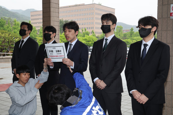 이선우 대한의과대학·의학전문대학원학생협회(의대협) 비대위원장이 9일 정부과천청사 고위공직자범죄수사처에 교육부 오석환 차관과 김홍순 의대교육지원관을 직권남용권리행사방해죄, 강요죄 등으로 고발하기에 앞서 기자회견을 하고 있다. 사진=연합뉴스