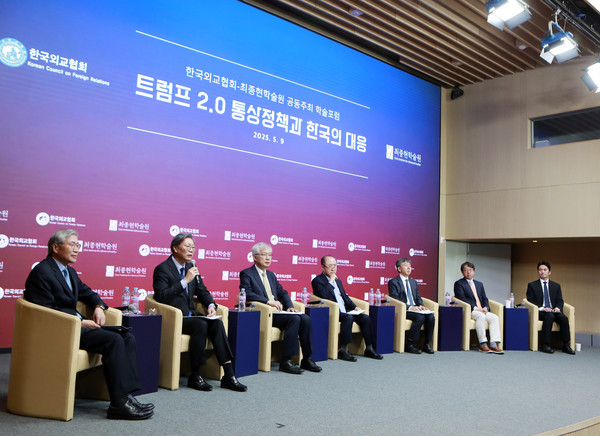 9일 최종현학술원이 한국외교협회와 함께 서울 강남구 한국고등교육재단 빌딩에서 개최한 ‘트럼프 2.0 통상정책과 한국의 대응’ 포럼에서 한동만 전 주필리핀대사, 김창범 한국경제인협회 상근부회장, 이태호 전 외교부 제2차관(現 법무법인 광장 고문), 윤강현 전 주이란대사(現 법무법인 세종 고문), 이재민 서울대 법학전문대학원 교수, 김동조 현대자동차 상무, 양서진 SK하이닉스 부사장(왼쪽부터)이 토론하고 있다. 사진=최종현학술원