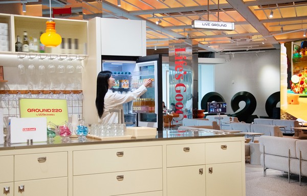 LG전자 고객경험 공간 ‘그라운드 220’에서 새롭게 선보이는 전시 공간인 ‘푸디(Foodie) 그라운드’에서는 방문객이 다양한 LG전자 주방 가전을 활용해 스낵, 디저트, 음료 등 나만의 메뉴를 만들어 즐길 수 있다. 사진=LG전자