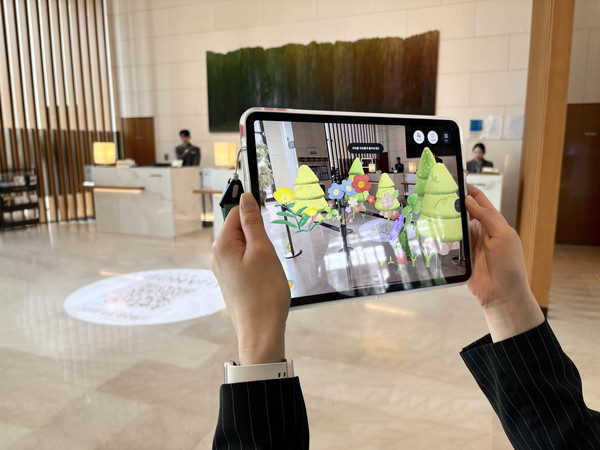 코트야드 서울 보타닉 파크 1층 로비의 XR 포토존을 시현하는 모습