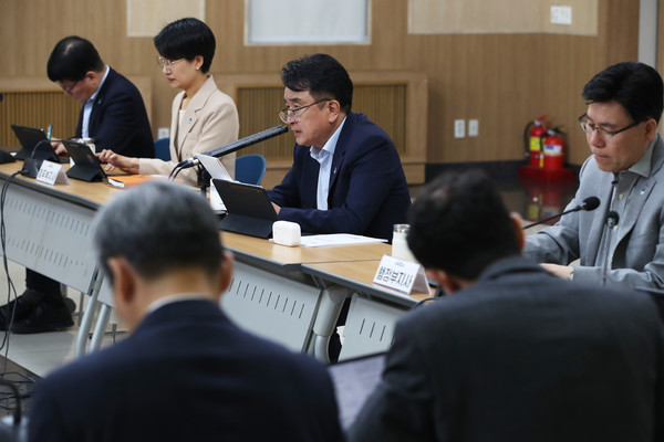 김영환 충북지사가 확대간부회의를 주재하고 있다. 출처=충북도