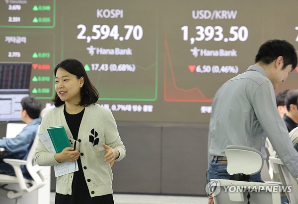 서울 중구 하나은행 딜링룸 현황판. 사진=연합뉴스