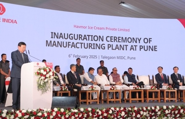 신동빈 롯데 회장(왼쪽)이 인도 푸시네 하브모어 신공장 준공식에서 축사를 하고 있다. 사진=롯데