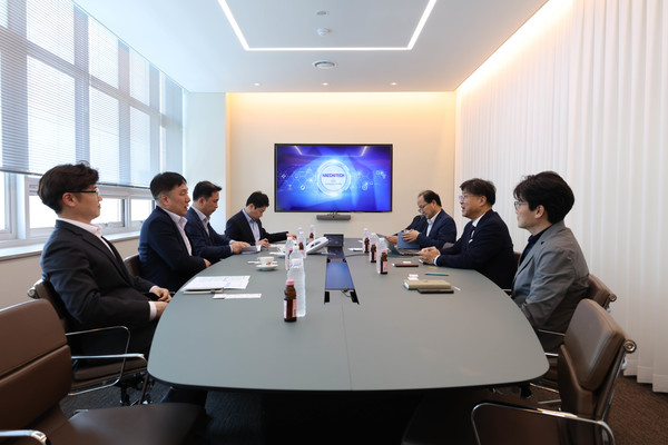 김영신 기정원장(왼쪽 두번째)이 최성민 해치텍 대표(오른쪽 두번째) 및 관계자들과 간담회를 진행하고 있다. 출처=기정원