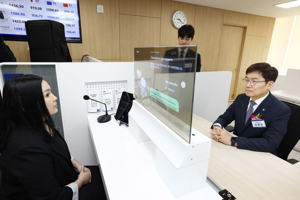 13일 경기도 안산시 기업은행 안산외국인금융센터에서 김형일 IBK기업은행 전무이사(오른쪽)가 실시간 통번역 서비스 시스템을 시연하고 있다. 출처=IBK기업은행