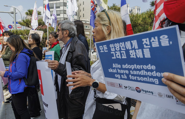 진실·화해를위한과거사정리위원회에 진실규명을 신청한 해외 입양인과 국내외 단체 대표들이 지난 10일서울 중구 진실화해위 앞에서 기자회견을 열고 있다. 이날 기자회견에서 참석자들은 1960년대부터 1990년대까지 한국에서 해외로 입양돼 보내진 사람들에 대해 "진실화해위는 임기 내에 남은 311명에 대한 조사 결론과 진실규명 여부를 전달해야 한다"고 밝혔다. 사진=연합뉴스