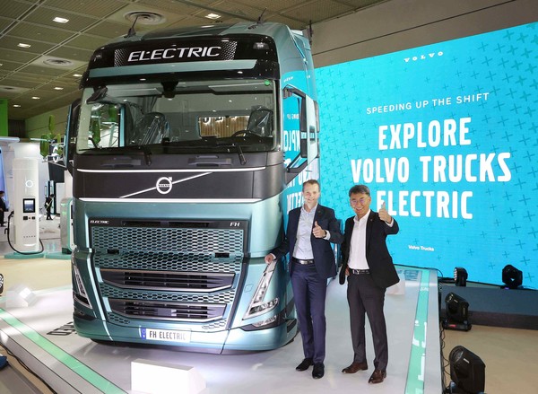 요한 셀벤 볼보트럭 부사장(왼쪽)과 박강석 볼보트럭코리아 대표가 FH 일렉트릭 옆에서 기념촬영 하는 모습. 출처=볼보트럭코리아