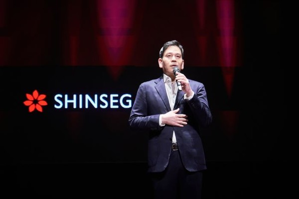 정용진 신세계그룹 회장이 ‘신세계 남산’에서 열린 신입사원 수료식에 참석해 질의응답을 하고 있다. 출처=신세계그룹