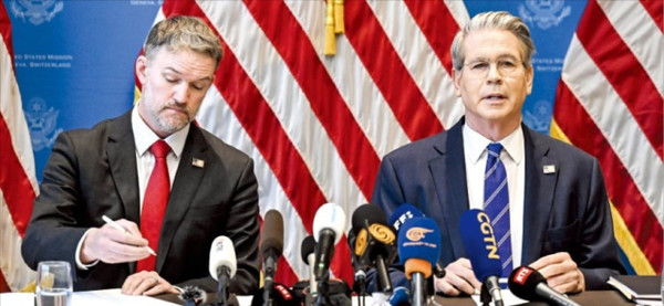 스콧 베선트(오른쪽) 미국 재무장관과 제이미슨 그리어 미국 무역대표부(USTR) 대표가 12일(현지 시간) 스위스 제네바에서 기자회견을 열어 미중 관세 협상 결과를 설명하고 있다. 사진=AFP연합뉴스