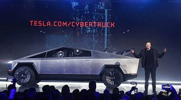 일론 머스크가 테스라 사이버 트럭을 공개하고 있다. 사진=연합뉴스