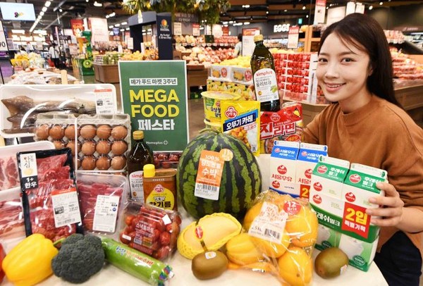 모델이 14일 서울 등촌동 ‘홈플러스 메가 푸드 마켓 라이브 강서점’에서 ‘MEGA FOOD 페스타’ 행사 상품들을 소개하고 있다. 사진=홈플러스