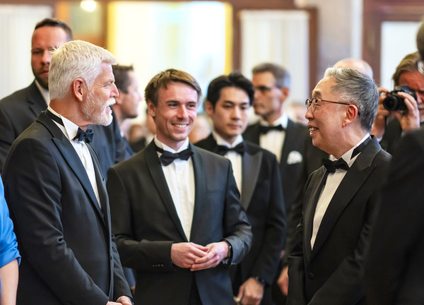 체코 ‘프라하의 봄 국제음악제’에 참석한 두산에너빌리티 박지원 회장(사진 오른쪽)이, 12일(현지시간) 열린 개막공연 리셉션에서 페트르 파벨 체코 대통령(사진 왼쪽)과 만나 환담을 나누고 있다. 사진=두산에너빌리티