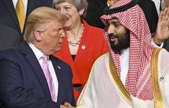 트럼프 대통령과 빈 살만 왕세자가 악수하고 있다. 사진=연합뉴스