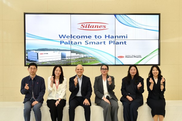 팔탄 스마트플랜트를 방문한 실라네스. 사진=한미약품.