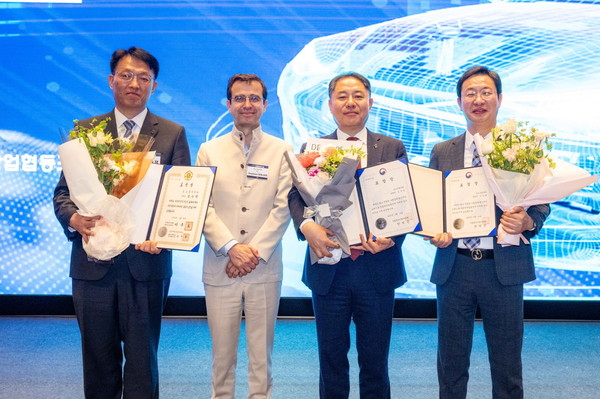 제22회 자동차의 날에 국무총리 표창과 장관 표창을 받은 임직원 3인과 스테판 드블레즈 대표 (왼쪽에서 두 번째). 사진=르노코리아