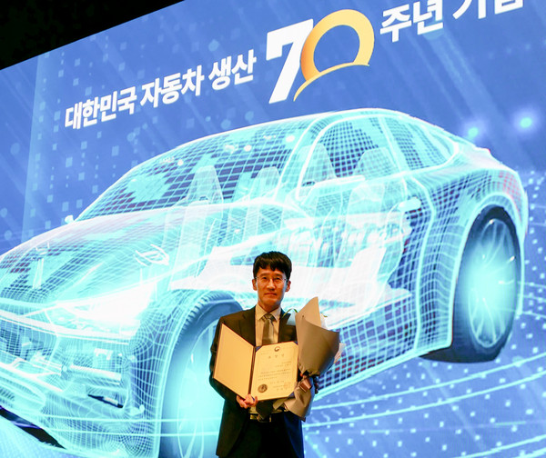 14일 JW메리어트 호텔 서울 그랜드볼룸에서 진행된 ‘자동차의 날’ 행사에서 금호타이어 김형석 전문연구원이 자동차산업 발전 유공자에 선정되어 산업통상자원부 장관표창을 수여했다. 사진=금호타이어