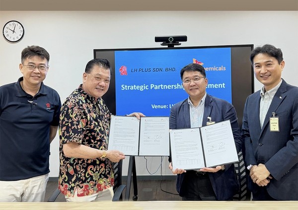 말레이시아 소재 LH플러스 본사에서 열린 협약식에서 김응수 SK케미칼 그린소재사업본부장(좌측 세 번째), 캘럼 챈(Callum Chen, 좌측 두 번째) LH플러스 대표이사가 협약서 서명 후 기념 촬영을 하고 있다. 사진=SK케미칼