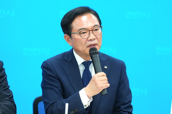 김석필 시장 권한대행이 발언하고 있다. 출처=천안시