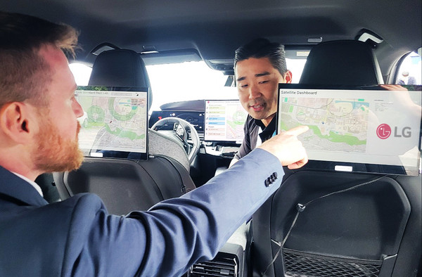 15일(현지시간) 프랑스 파리 5GAA 총회에서 LG전자 관계자가 5GAA 총회 참석자에게 인공위성 기반의 차랑 내 차세대 음성통신 솔루션을 설명하고 있다. LG전자는 이날 파리 시내를 주행하며 네트워크 환경 전환에도 끊김 없는 음성통신 서비스를 최초로 시연했다. 사진=LG전자