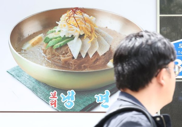 냉면을 포함한 외식 품목 가격이 오르며 소비자 물가를 끌어올리고 있다. 한국소비자원 가격 정보 사이트 참가격에 따르면 냉면 1인분 평균 가격은 1만2115원에 이른다. 사진=연합뉴스