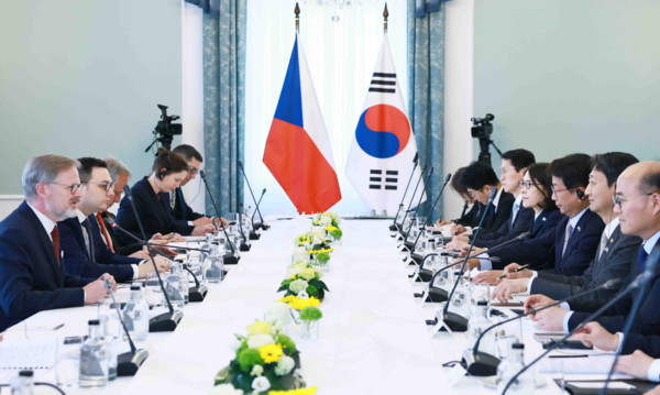 안덕근 산업통상자원부 장관을 비롯한 정부 특사단이 7일(현지시간) 체코 프라하의 체코 총리실에서 페트르 피알라 체코 총리를 비롯한 관계자들을 만나 간담회를 열고 있다. 사진=산업통상자원부