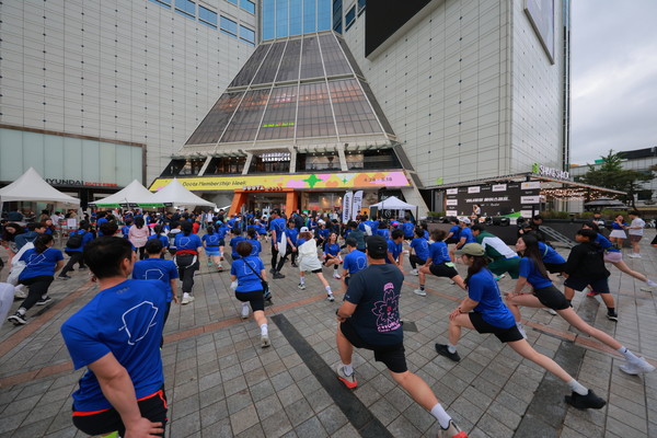 기부러닝에 앞서 참석자들이 두산타워 광장에서 스트레칭을 하고 있다. 사진=두산