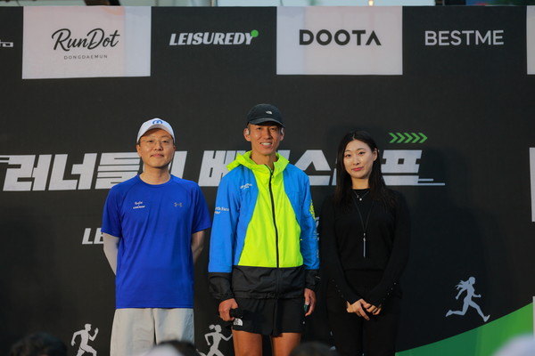 (왼쪽부터) 기부러닝을 시작하기 전 ㈜두산 송석기 유통BU장, 가수 션, 레저디 고소연 대표가 기념사진을 촬영하고 있다. 사진=두산