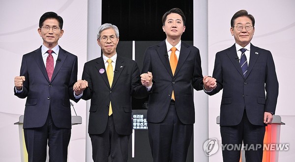 제21대 대선 1차 후보자 토론회. 국민의힘 김문수(왼쪽부터)·민주노동당 권영국·개혁신당 이준석·더불어민주당 이재명 대선후보가 18일 서울 마포구 상암동 SBS 프리즘센터 스튜디오에서 열린 제21대 대선 1차 후보자 토론회 시작에 앞서 기념촬영을 하고 있다. 사진 = 연합뉴스.