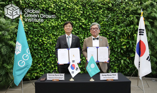 김형렬 행복청장(왼쪽)이 김상협 글로벌녹색성장기구 사무총장과 최근 '행복도시 탄소중립 선도모델 확산 및 국제협력 강화를 위한 업무협약'을 체결한뒤 기념촬영을 하고 있다. 출처=행복청