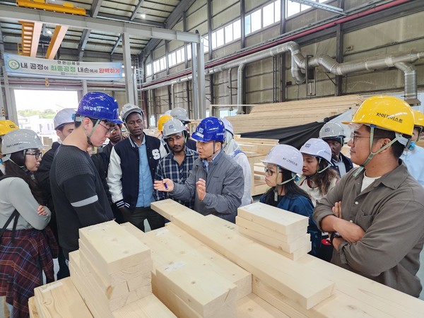 16일 충남 당진 자이가이스트 공장에 방문한 15개국 22명 연수생들이 현장 견학 하고 있는 사진. 사진=GS건설