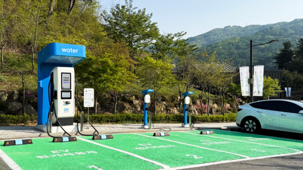 워터가 경기도 동두천시 9곳에 전기차 충전소를 동시 구축하고 본격적인 운영에 들어갔다고 20일 밝혔다. 사진은 경기도 동두천시 탑동동소재 '워터 동두천 자연휴양림 방문자센터주차장' 전경. 사진=브라이트에너지파트너스