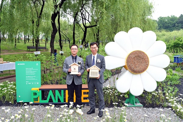 지난 5월 20일 ‘세계 벌의 날’을 맞아 서울 강북구 북서울꿈의숲에서 진행된 ‘꿀벌 서식지’ 개장식 행사 이후, 엄홍석 현대엔지니어링 커뮤니케이션실장(왼쪽)과 이수연 서울시 정원도시국 국장이 포토존에서 기념 사진을 촬영하고 있다. 사진=현대엔지니어링