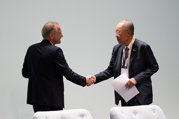 류진 한경협 회장(오른쪽)과 프랑수와 자코브 에어리퀴드 CEO(프측 위원장)가 20일 프랑스 파리에서 열린 '제2차 한-프랑스 경제계 미래대화'에서 악수하고 있다. 사진=한경협