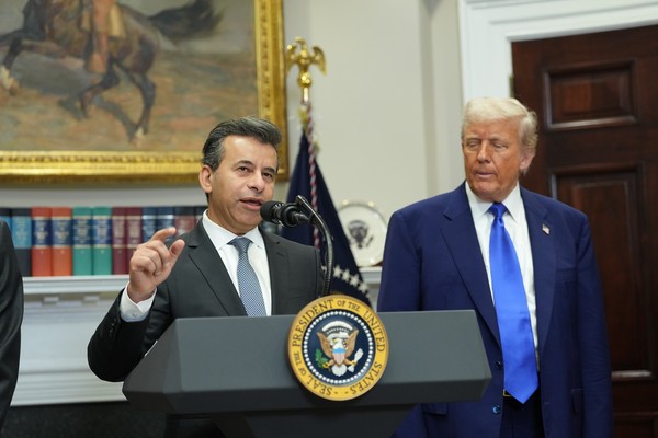 미국 식품의약국(FDA) 국장 마틴 아카리(왼쪽)가 도널드 트럼프 미국 대통령(오른쪽)의 발언에 이어 말하고 있다. 사진=연합뉴스