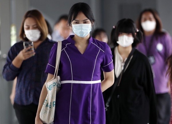 지난 20일(현지 시간) 태국 방콕의 한 공공장소에서 마스크를 착용한 사람들이 걷고 있다. 태국은 최근 코로나19 감염자 수가 10명대에서 3만명대로 증가했다. 사진=연합뉴스