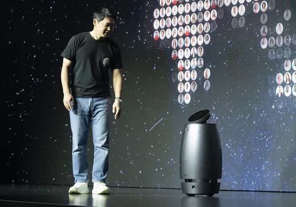 최성환 SK네트웍스 사업총괄 사장 겸 나무엑스 EA(경영자문)가 지난 4월 23일 웰니스 로봇을 시연하고 있다. 사진=SK네트웍스