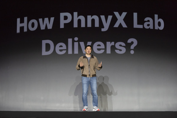 워커힐에서 진행된 피닉스랩 론칭 행사에서 최성환 SK네트웍스 사업총괄 사장이 행사 마무리 연단에 올라 연설하는 모습. 사진=SK네트웍스