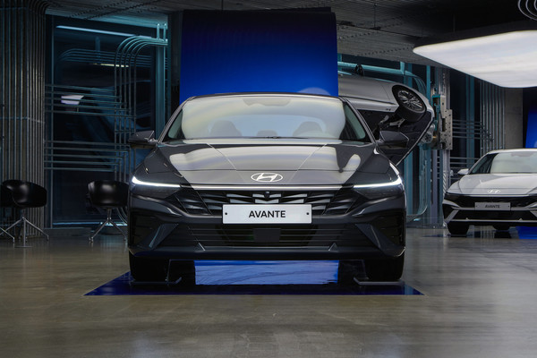 현대자동차가 현대모터스튜디오 서울에 전시한 더 뉴 아반떼. 출처=현대자동차