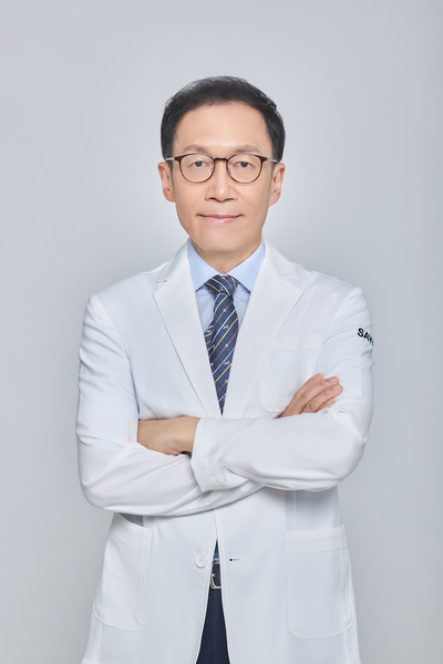 세이예스의원 백승훈 원장은 “상안검수술, 하안검수술, 눈썹거상술은 대표적인 수술적 눈가리프팅에 속한다. 비교적 안전한 수술이지만, 개인 피부 상태와 노화 정도에 따라 결과가 달라질 수 있다. 그런 만큼 경험이 많은 의료진에게 받는 것이 무엇보다 중요하며, 케이스에 따라서 적절히 적용해야 디테일한 부분까지 개선이 가능하다.”고 전했다