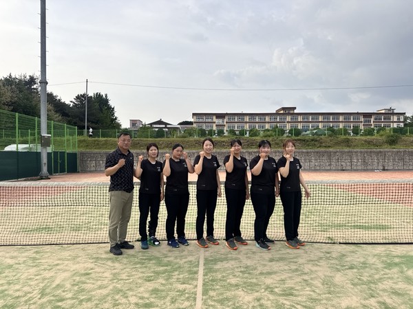 고복성 감독(왼쪽)이 선수들과 기념촬영을 하고 있다. 출처=충남개발공사