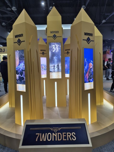 스토브 부스 콘셉트 '7 원더스'. 가운데가 33원정대다. 사진=박상준 이코노믹리뷰 기자