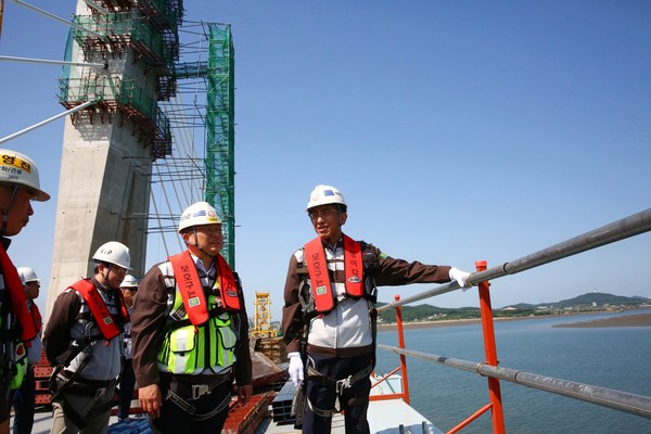 김승모 ㈜한화 건설부문 대표이사(우측 첫번째)가 제3연륙교 현장을 방문해 안전 시설물 설치 상태를 점검하고 있다. 사진=한화 건설부문